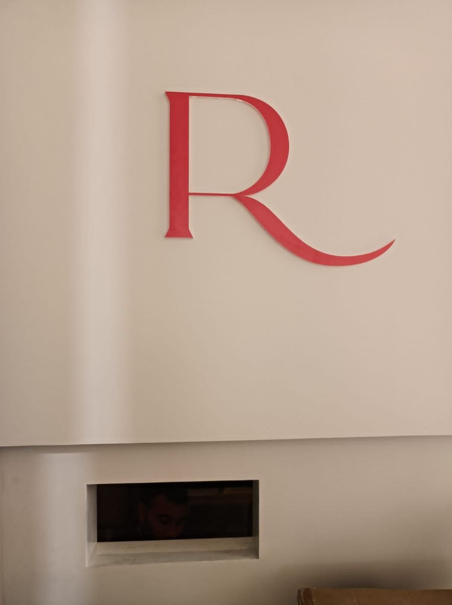 اللوحات الداخلية والجداريات والنيون — نموذج 28 — مصانع التميز للدعاية والإعلان